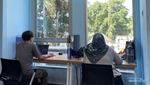 Sensasi Membaca Buku Sambil Ditemani Pemandangan Kereta Api