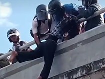 Video Viral Warga Selamatkan Wanita Coba Lompat dari Jembatan di Ambon