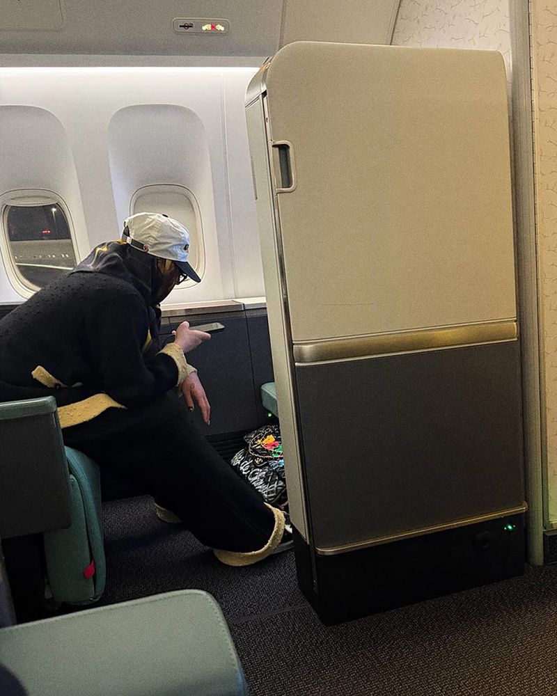 Viral G-Dragon Taruh Tas Chanel di Lantai Pesawat, Harganya Bikin Melongo