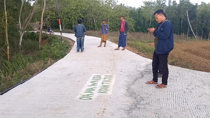 Viral pembangunan jalan dana swadaya di Sampang