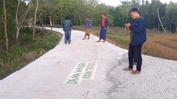 Viral pembangunan jalan dana swadaya di Sampang