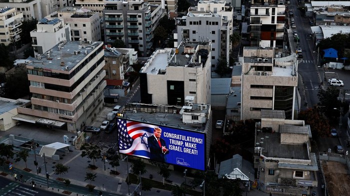 Wajah Trump Mejeng di Israel Usai Menang Pilpres AS 2024 Republican presidential nominee and former U.S. President Donald Trump appears on a congratulatory billboard for the 2024 U.S Presidential Election, in Tel Aviv, Israel, November 6, 2024. REUTERS/Thomas Peter