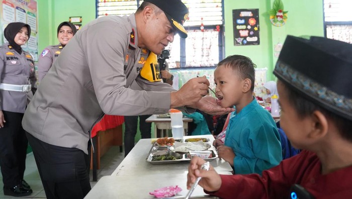 Wakapolda Riau saat memantau pemberian makan bergizi