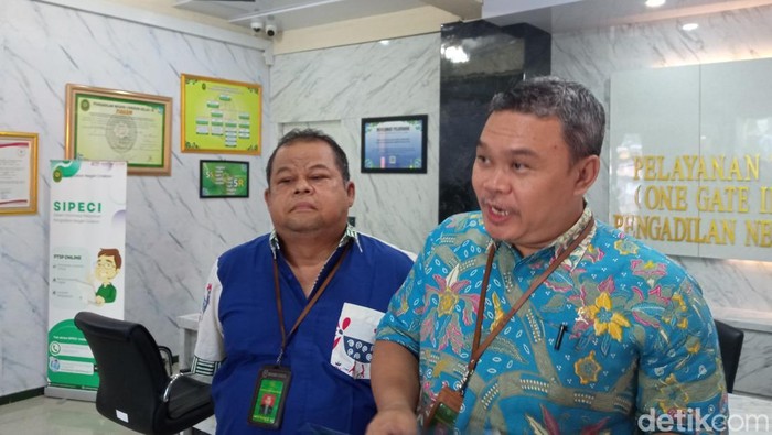 Wakil Ketua PN Cirebon, Agus Hardianto (kanan)