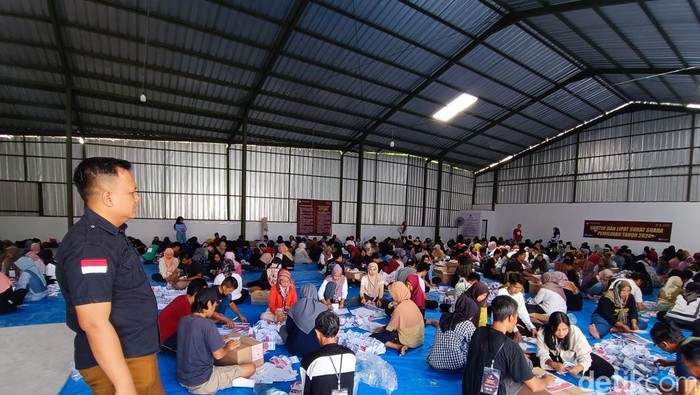 anggota Bawaslu Kuningan bersama anggota kepolisian melakukan pengawasan kegiatan Sorlip surat suara Pilkada di Gudang Logistik KPU