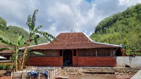 Pantauan detikJogja, tampak mayoritas rumah di Wotawati memiliki tampilan depan bangunan atau fasad yang sama. Hal ini karena bangunan tersebut menggunakan bata merah ekspose pada bagian dindingnya.