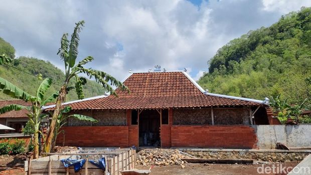 Bagian depan bangunan atau fasad rumah warga yang semuanya menggunakan bata merah expose pada bagian dinding, Sabtu (9/11/2024).