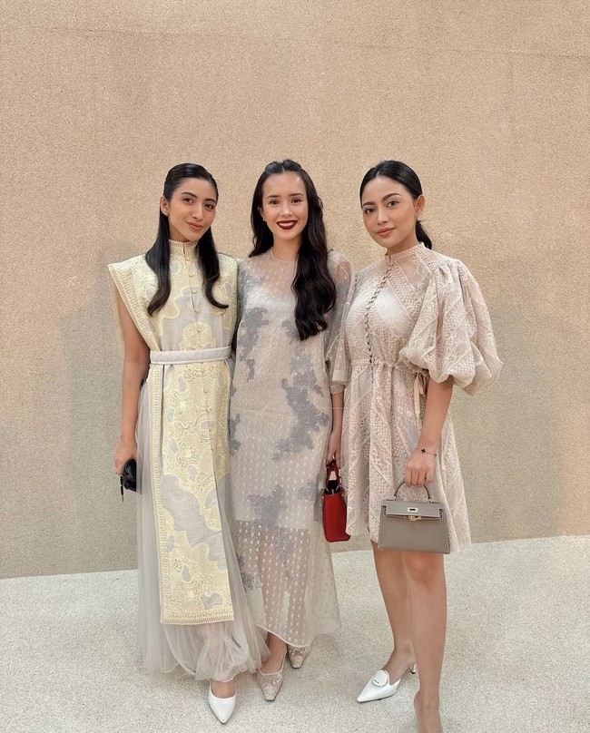 Di beberapa unggahan terbarunya Beby memang terlihat sedang menyukai pakaian yang longgar. Seperti dalam foto, saat Beby menghadiri acara fashion show Sapto Djojokartiko. Foto: Instagram/@bebytsabina