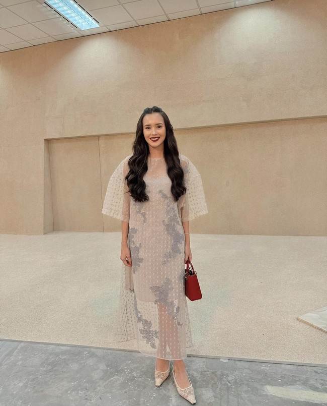 Tampil dengan dress menerawang dipadukan dengan dalaman coklat dan tas merah, penampilan wanita 22 tahun itu terlihat begitu memukau. Ditambah dengan lipstik merah tua membuat penampilannya terlihat bold. Foto: Instagram/@bebytsabina