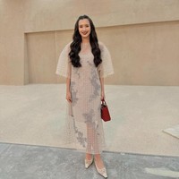 Tampil dengan dress menerawang dipadukan dengan dalaman coklat dan tas merah, penampilan wanita 22 tahun itu terlihat begitu memukau. Ditambah dengan lipstik merah tua membuat penampilannya terlihat bold. Foto: Instagram/@bebytsabina