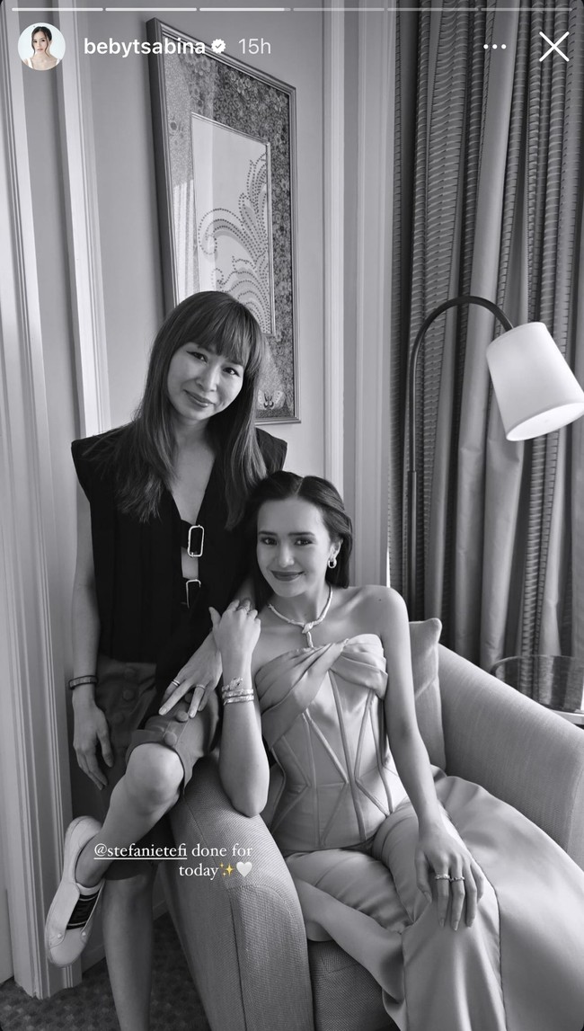 Potret terbaru Beby Tsabina yang diunggah ke Instagram Story miliknya. Mengenakan pakaian semi korset, Beby masih terlihat langsing dan cantik. Foto: Instagram/@bebytsabina