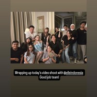 Beby tampaknya juga baru saja menjalani video shoot untuk keperluan pekerjaannya. Mengenakan mini dress tube bodycon berwarna biru, terlihat jelas lekuk tubuh Beby Tsabina. Foto: Instagram/@bebytsabina