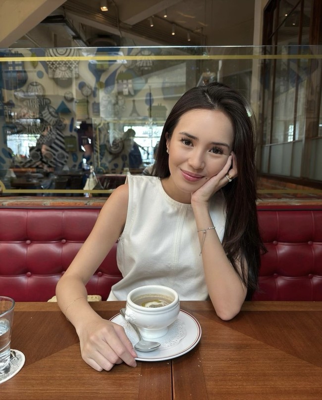 Nama Beby Tsabina belakangan tengah jadi perbincangan karena digosipkan hamil. Gosip tersebut bermula dari unggahan Instagram Story ibunda Beby. Di unggahan tersebut banyak yang menilai jika perut Beby terlihat lebih besar dan berisi seperti sedang hamil. Foto: Instagram/@bebytsabina