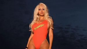 Foto: Beyonce Cosplay Jadi Pamela Anderson, Seksi Ala Baywatch Hingga Barb Wire