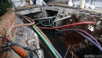 Kabel-kabel semrawut di bawah tanah juga akan ditata. Kabel tersebut menambah risiko penumpukan sampah yang menyebabkan air tersumbat.  