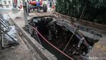 Biang Kerok Banjir, Saluran Air di Kebayoran Baru Dibongkar