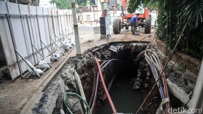 Biang Kerok Banjir, Saluran Air di Kebayoran Baru Dibongkar Saluran air di Jalan Adityawarman, Kebayoran Baru, Jakarta, dibongkar, Sabtu (9/11/2024). Perbaikan saluran air karena lokasi tersebut kerap banjir.