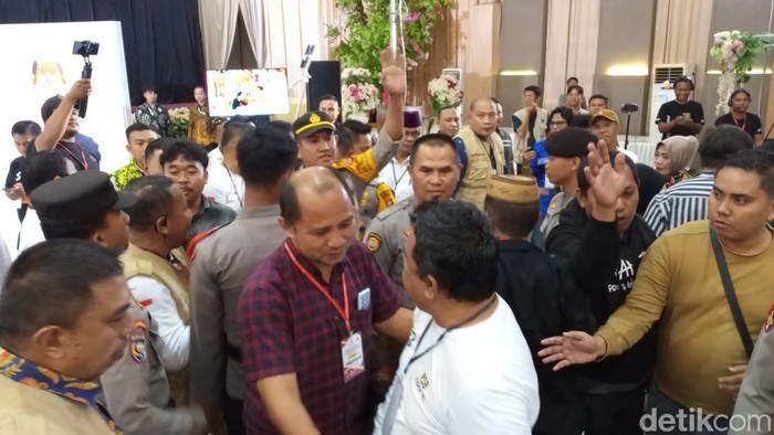 Debat kedua Pilkada Bone Bolango 2024 hampir ricuh akibat ketegangan antara pendukung IRIS dan ISTIQOMAH.