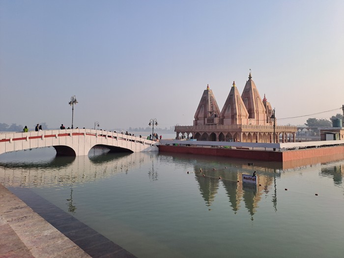 Candi Sri Sarveshwar Mahadev, di tengah Danau Brahma Sarovar