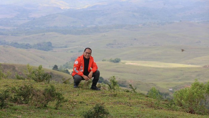 Danny Pomanto berfoto dengan latar belakang Padang Savana Seko, Luwu Utara. Dokumen Istimewa