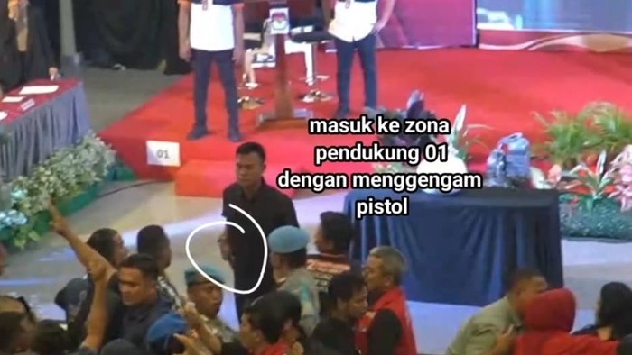 Debat pilkada Tapteng ricuh. Pria diduga walpri cabup Masinton disebut keluarkan pistol (Tangkapan layar)