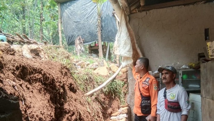 Dinding rumah warga di bogor jebol akibat longsor
