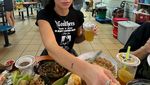 Seru! Dua Lipa Cicip Nasi Padang dan Mee Pok di Singapura