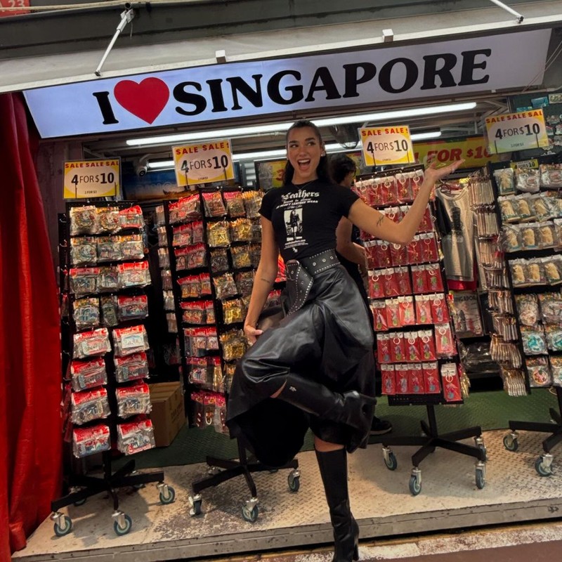 Dua Lipa kulineran di Singapura