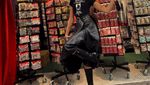 Seru! Dua Lipa Cicip Nasi Padang dan Mee Pok di Singapura