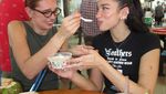 Seru! Dua Lipa Cicip Nasi Padang dan Mee Pok di Singapura