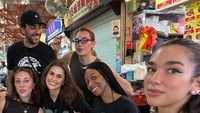 Bersama dengan rekannya, Dua Lipa mencicipi nasi ayam dari gerai yang bernama Ah Tai Hainanese Chicken Rice. Nasi hainan di sini menjadi ikon kuliner di Singapura. Foto: Instagram @dualipa