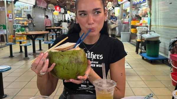 Seru! Dua Lipa Cicip Nasi Padang dan Mee Pok di Singapura