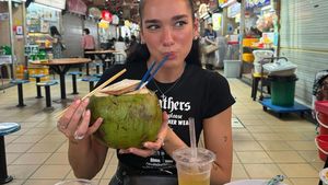 Seru! Dua Lipa Cicip Nasi Padang dan Mee Pok di Singapura