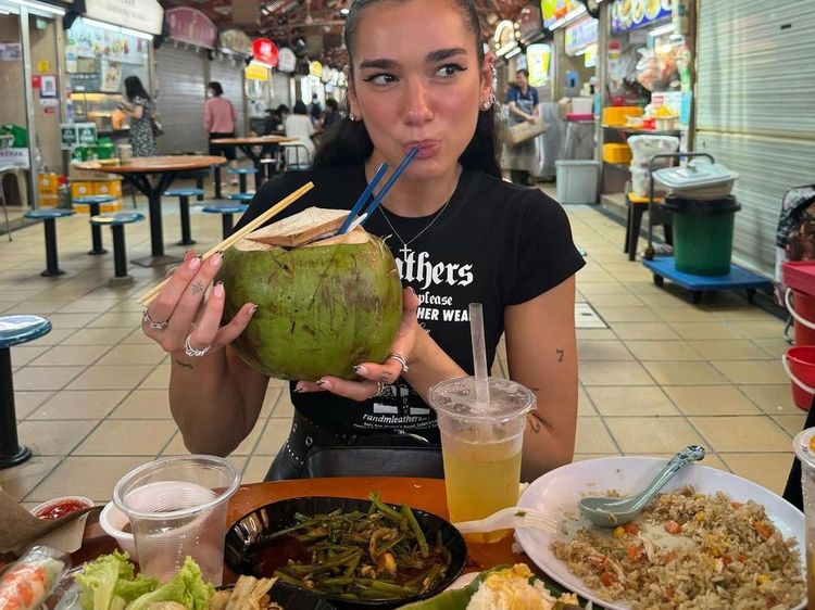 Seru! Dua Lipa Cicip Nasi Padang dan Mee Pok di Singapura
