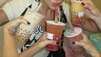 Terakhir ada keseruannya saat mencicipi minuman boba. Tak tanggung-tanggung bahkan ia mencicipi minuman boba dari berbagai merek. Foto: Instagram @dualipa