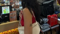 Salah satunya ada momen Dua Lipa memesan 4 porsi laksa di gerai 328 Katong Laksa. Gerai laksa itu memang pernah masuk ke daftar Michelin Bib Gourmand. Foto: Instagram @dualipa