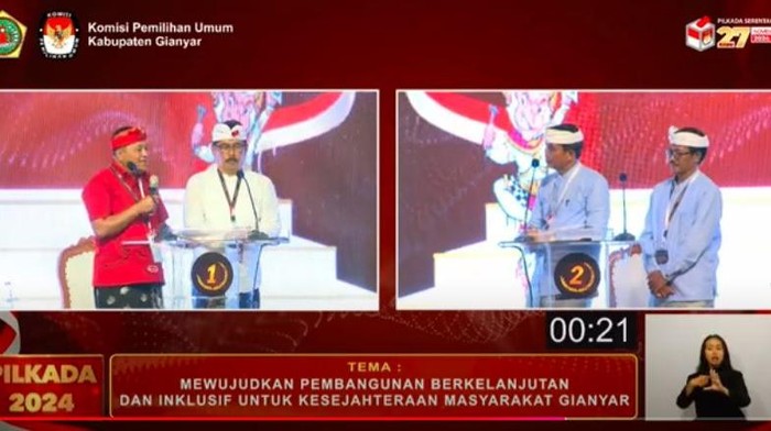Dua paslon saat mengikuti debat terbuka pertama Pilbup Gianyar 2024 yang digelar di Denpasar pada Sabtu (9/11/2024) malam. (Tangkapan layar Youtube KPU Gianyar)