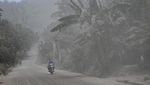 Erupsi Gunung Lewotobi Bikin Jalan Trans Flores Gelap dan Berdebu