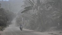Jalan ini terdampak parah dari material vulkanis sehingga aparat harus menutup jalan tersebut bila erupsi terjadi. 