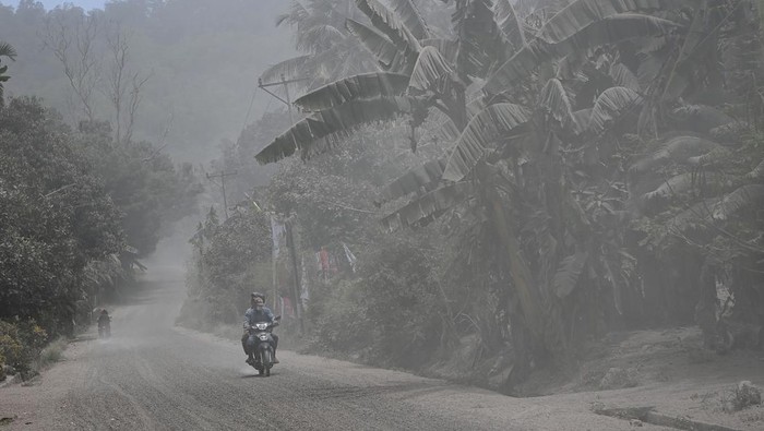 Erupsi Gunung Lewotobi Bikin Jalan Trans Flores Gelap dan Berdebu Pengendara mobil melintasi Jalan Trans Flores yang tertutup material pasir vulkanis dari erupsi Gunung Lewotobi Laki-laki di Desa Dulipali, Ilebura, Kabupaten Flores Timur, Nusa Tenggara Timur, Sabtu (9/11/2024). Jalan Nasional yang menghubungkan Kabupaten Flores Timur dan Kabupaten Sikka tersebut masuk ke zona merah berbahaya dan terdampak parah dari material vulkanis sehingga aparat harus menutup jalan tersebut bila erupsi terjadi. ANTARA FOTO/Aditya Pradana Putra/foc.