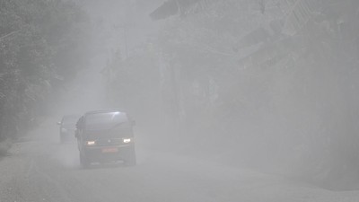 Erupsi Gunung Lewotobi Bikin Jalan Trans Flores Gelap dan Berdebu
