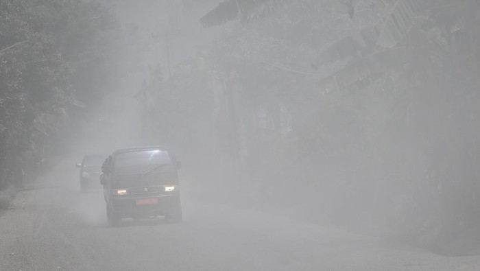Erupsi Gunung Lewotobi Bikin Jalan Trans Flores Gelap dan Berdebu Pengendara mobil melintasi Jalan Trans Flores yang tertutup material pasir vulkanis dari erupsi Gunung Lewotobi Laki-laki di Desa Dulipali, Ilebura, Kabupaten Flores Timur, Nusa Tenggara Timur, Sabtu (9/11/2024). Jalan Nasional yang menghubungkan Kabupaten Flores Timur dan Kabupaten Sikka tersebut masuk ke zona merah berbahaya dan terdampak parah dari material vulkanis sehingga aparat harus menutup jalan tersebut bila erupsi terjadi. ANTARA FOTO/Aditya Pradana Putra/foc.