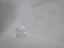 Erupsi Gunung Lewotobi Bikin Jalan Trans Flores Gelap dan Berdebu