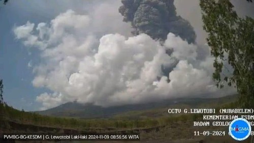 Erupsi Gunung Lewotobi Laki-laki di Flores Timur, Sabtu (9/11/2024).