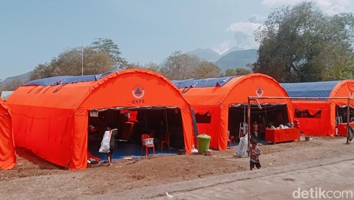 Erupsi Gunung Lewotobi Laki-laki membuat ribuan warga Flores Timur terpaksa mengungsi, Sabtu (9/11/2024).