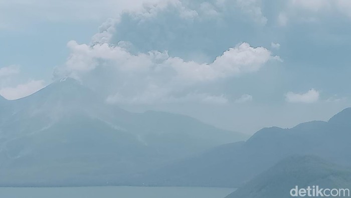 Erupsi Gunung Lewotobi Laki-laki membuat ribuan warga Flores Timur terpaksa mengungsi, Sabtu (9/11/2024).
