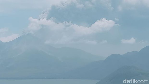 Erupsi Gunung Lewotobi Laki-laki membuat ribuan warga Flores Timur terpaksa mengungsi, Sabtu (9/11/2024).