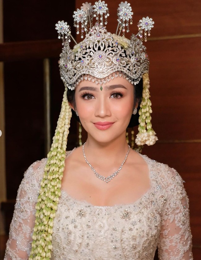 Sebelum resmi menikah Febby terlihat sudah menggelar acara pengajian hingga siraman. Kini Febby sudah resmi mengakhiri masa lajangnya dengan menikahi perwira polisi yang memiliki pangkat Inspektur Polisi Kelas Satu (Iptu), Drajat Djumantara. Foto: Instagram/@marlenehariman