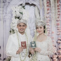 Febby Rastanty resmi dinikahi oleh pria bernama Drajad Djumantara pada 9 November 2024. Sebelumnya Febby juga tak pernah mengumbar kehidupan asmaranya. Pernikahan keduanya digelar mewah di The Tribrata, Darmawangsa, Jakarta Selatan. Foto: Bridestory