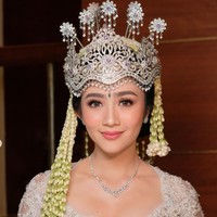 Sebelum resmi menikah Febby terlihat sudah menggelar acara pengajian hingga siraman. Kini Febby sudah resmi mengakhiri masa lajangnya dengan menikahi perwira polisi yang memiliki pangkat Inspektur Polisi Kelas Satu (Iptu), Drajat Djumantara. Foto: Instagram/@marlenehariman